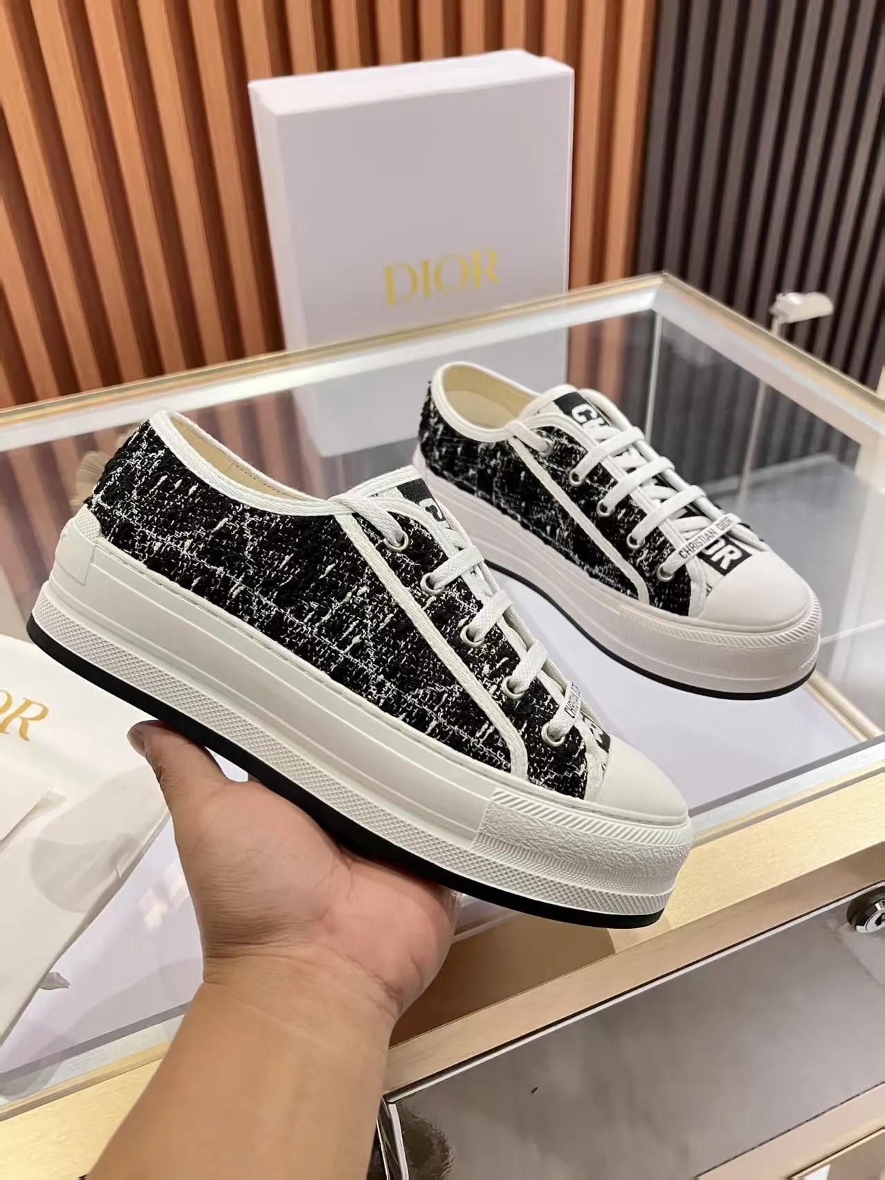 👟👟Ex-factory price 520👟👟 Walk‘n’Dior embroidered mid-top casual shoes are new in 2025. On the fashion stage, Dior embroidered shoes are the well-deserved protagonist. Delicate stitching is used on the upper, every stitch is devoted to the craftsman's efforts, and every thread is woven with artistic poetry. From complex floral patterns to smart geometric textures, embroidery is like the magic that gives shoes life, allowing them to show dynamic beauty even in static conditions.   Wearing Dior embroidered shoes feels like stepping into a dream world full of art. It is not only a pair of shoes, but also a walking piece of art that perfectly integrates fashion and culture. Whether you are strolling on the bustling city streets or attending important social occasions, Dior embroidered shoes can add unique charm to your style and become the focus of everyone's attention.   Choosing Dior embroidered shoes means choosing a persistent pursuit of quality and a unique understanding of fashion. Let it accompany you through every wonderful moment and leave your own fashion mark.  Material: Sheepskin lining, feet, silk cowhide, size 35-41, heel height 5cm